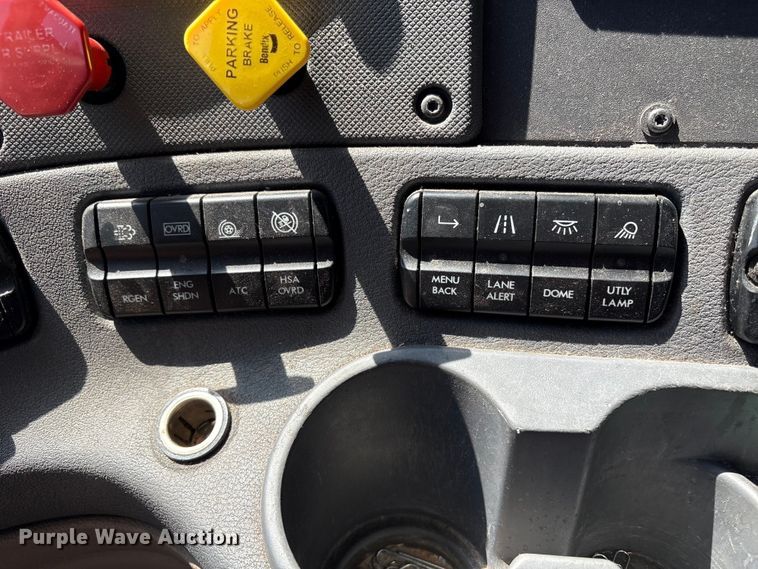 image for item YA2948 2018 Freightliner Cascadia semi truck