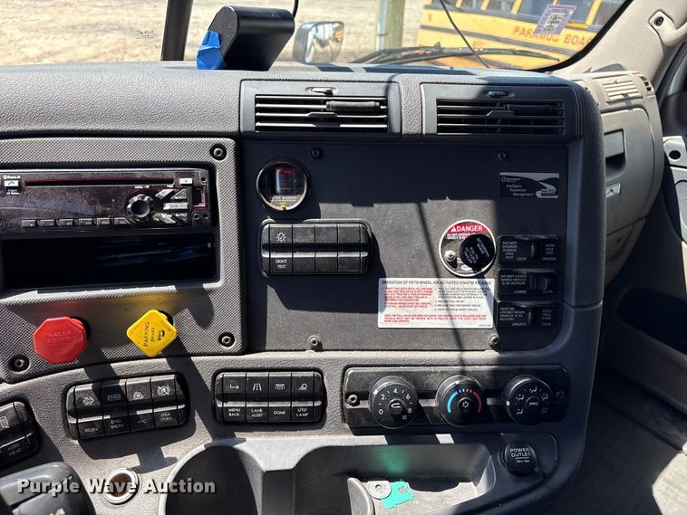 image for item YA2948 2018 Freightliner Cascadia semi truck