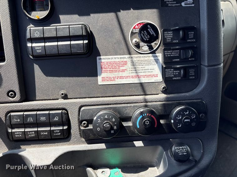image for item YA2948 2018 Freightliner Cascadia semi truck