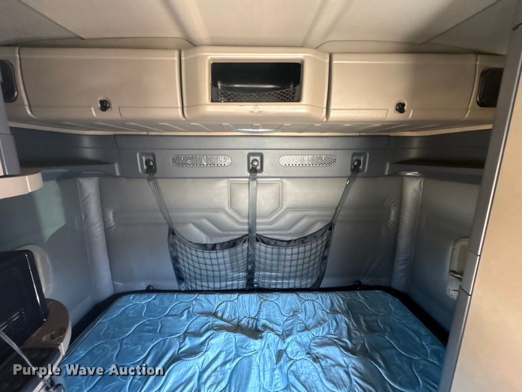 image for item YA2948 2018 Freightliner Cascadia semi truck