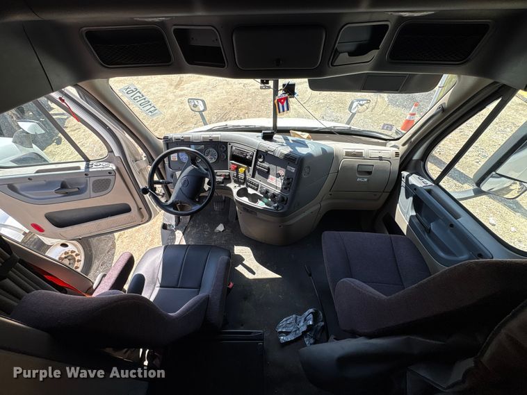 image for item YA2948 2018 Freightliner Cascadia semi truck