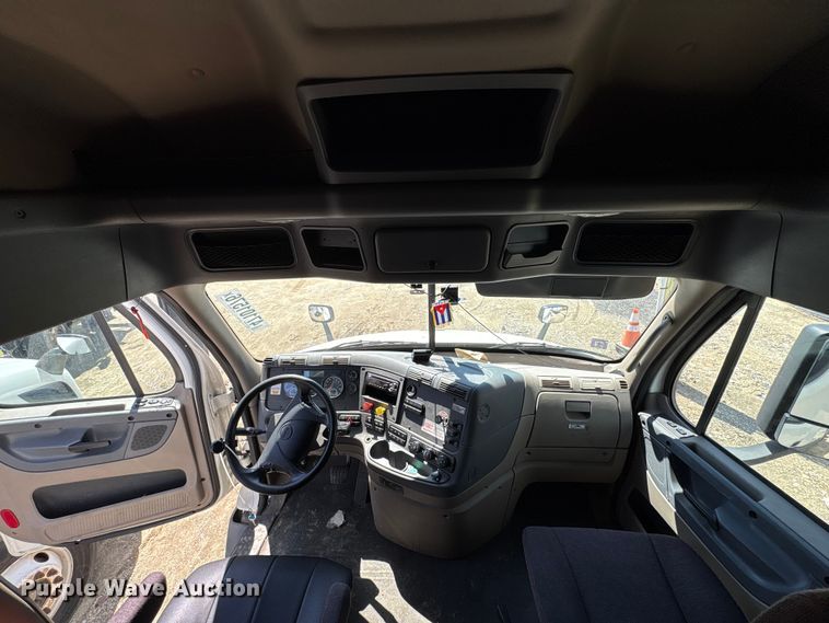 image for item YA2948 2018 Freightliner Cascadia semi truck
