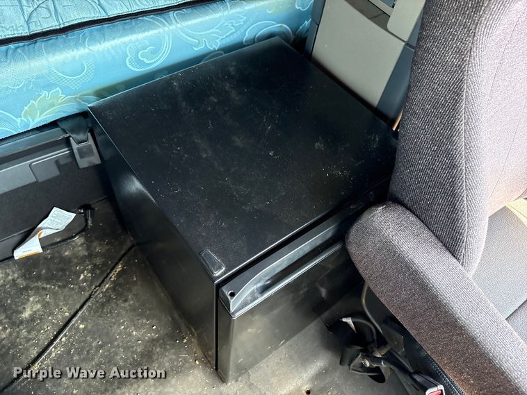 image for item YA2948 2018 Freightliner Cascadia semi truck
