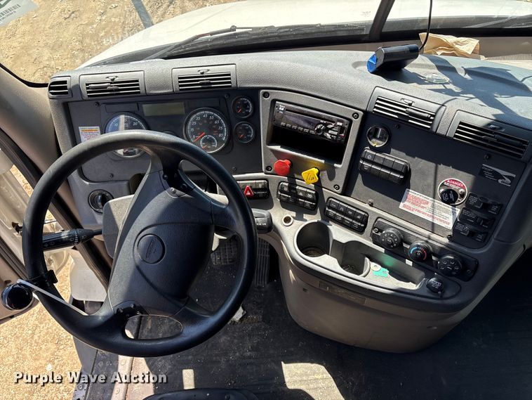 image for item YA2948 2018 Freightliner Cascadia semi truck