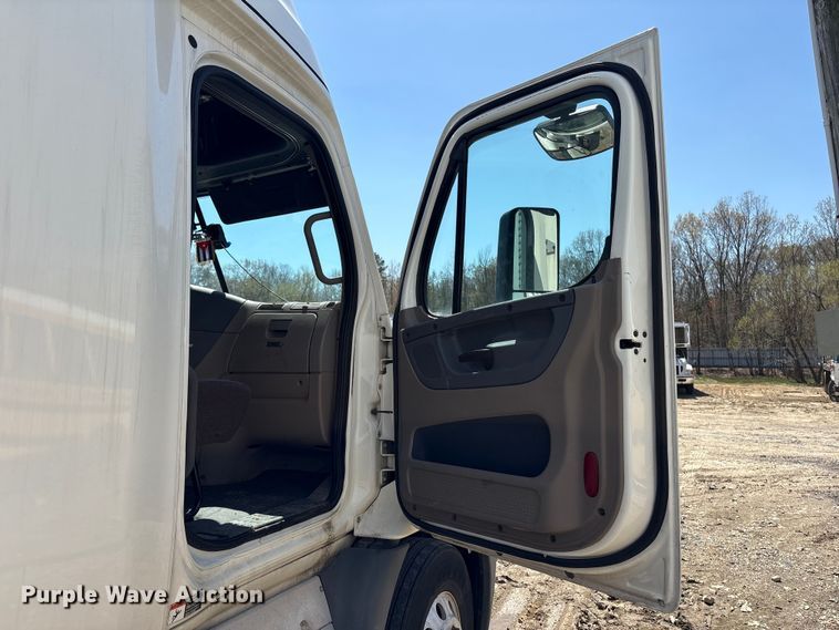 image for item YA2948 2018 Freightliner Cascadia semi truck