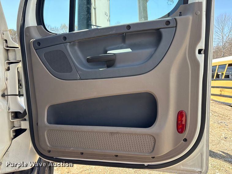 image for item YA2948 2018 Freightliner Cascadia semi truck