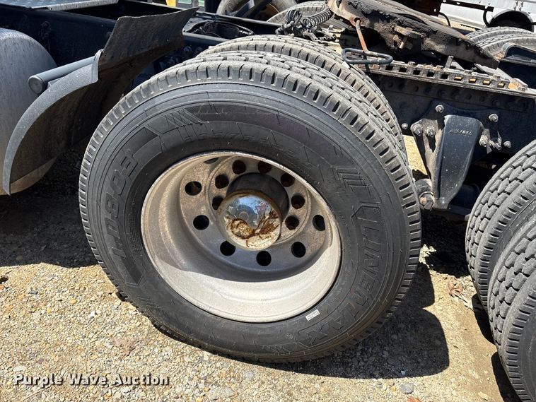 image for item YA2948 2018 Freightliner Cascadia semi truck