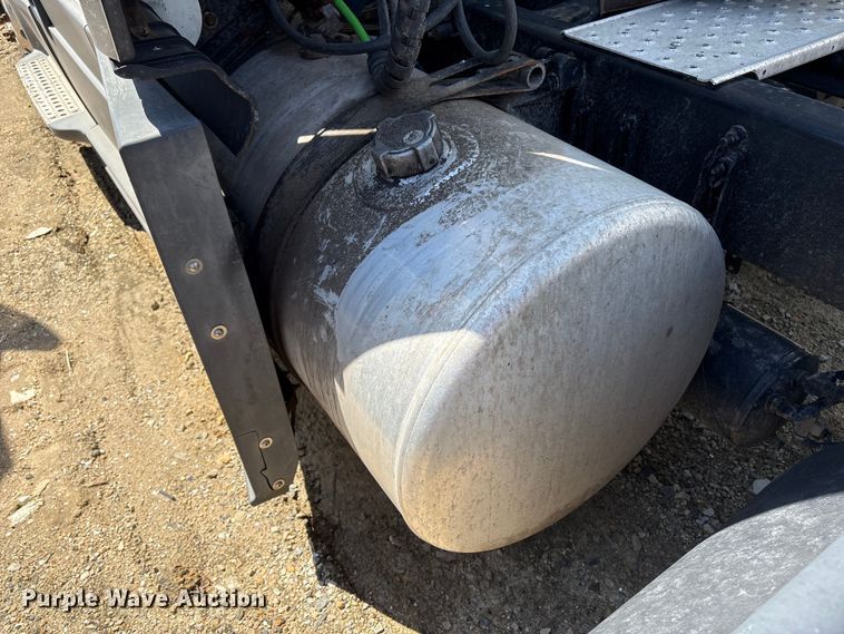 image for item YA2948 2018 Freightliner Cascadia semi truck