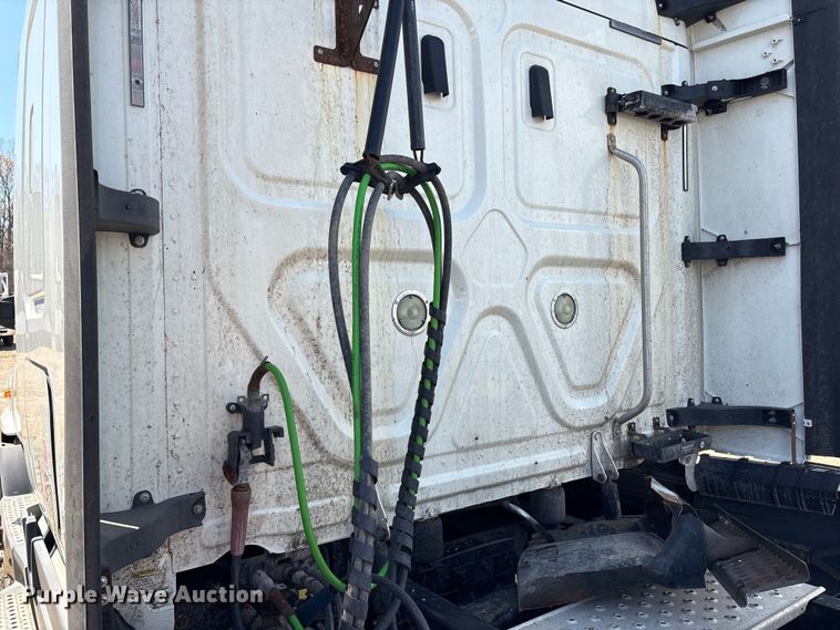 image for item YA2948 2018 Freightliner Cascadia semi truck