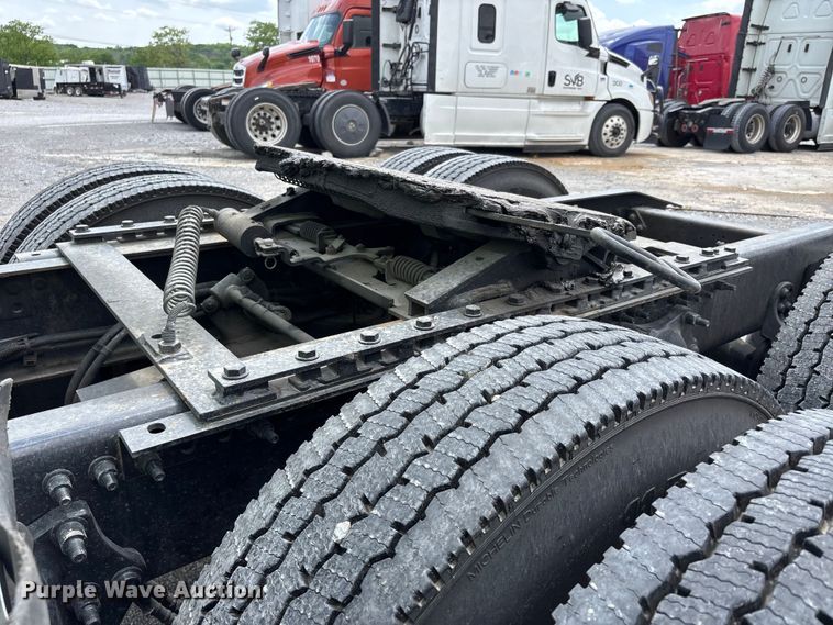 image for item YA3138 2020 Freightliner Coronado glider kit semi truck