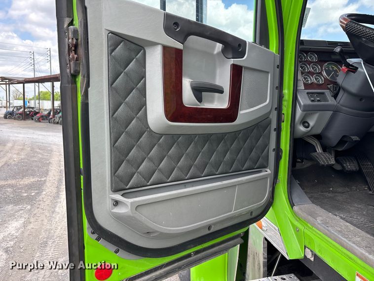 image for item YA3138 2020 Freightliner Coronado glider kit semi truck