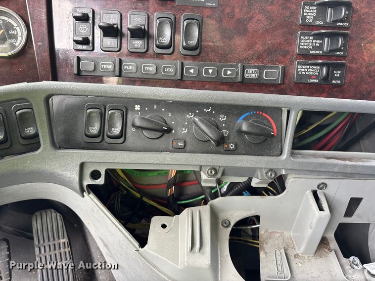image for item YA3138 2020 Freightliner Coronado glider kit semi truck