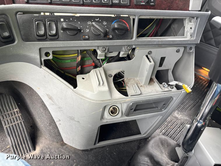 image for item YA3138 2020 Freightliner Coronado glider kit semi truck