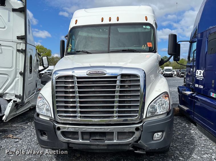 image for item YA3141 2016 Freightliner Cascadia semi truck