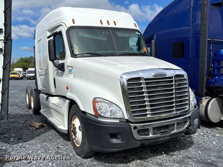 image for item YA3141 2016 Freightliner Cascadia semi truck