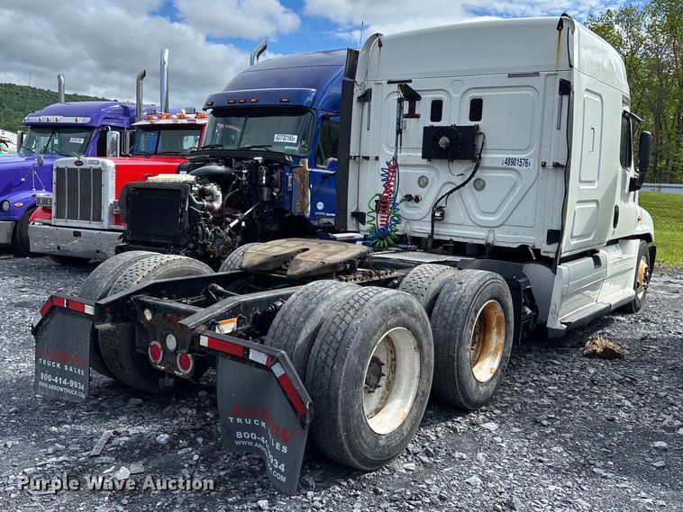 image for item YA3141 2016 Freightliner Cascadia semi truck