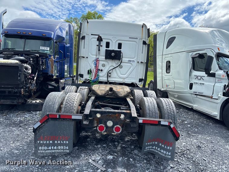 image for item YA3141 2016 Freightliner Cascadia semi truck