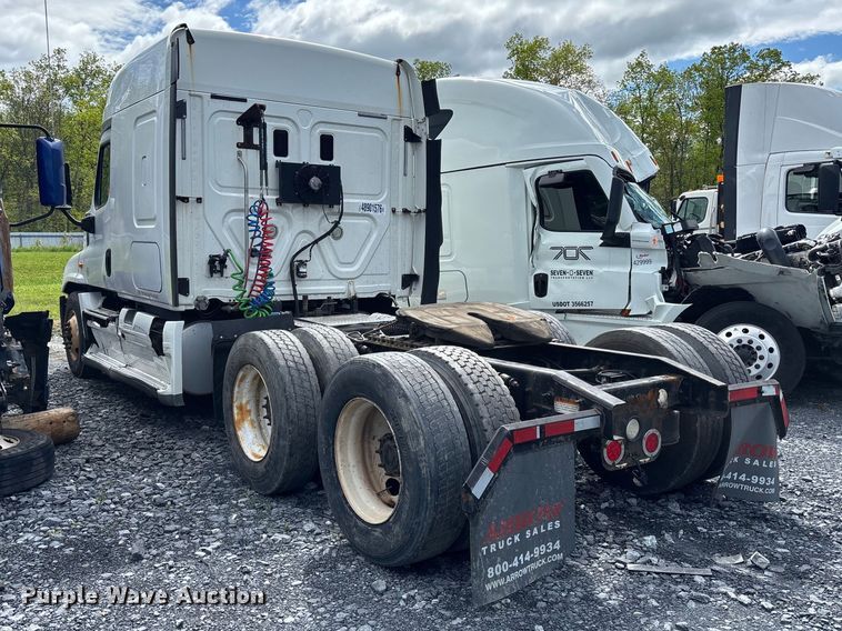 image for item YA3141 2016 Freightliner Cascadia semi truck
