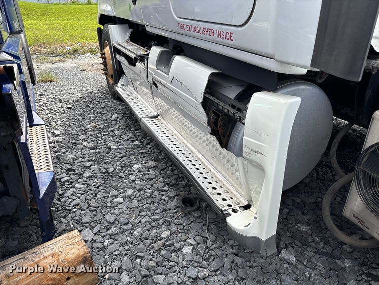 image for item YA3141 2016 Freightliner Cascadia semi truck