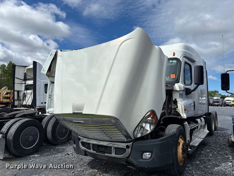 image for item YA3141 2016 Freightliner Cascadia semi truck