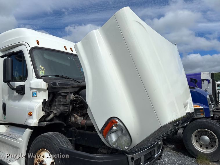 image for item YA3141 2016 Freightliner Cascadia semi truck