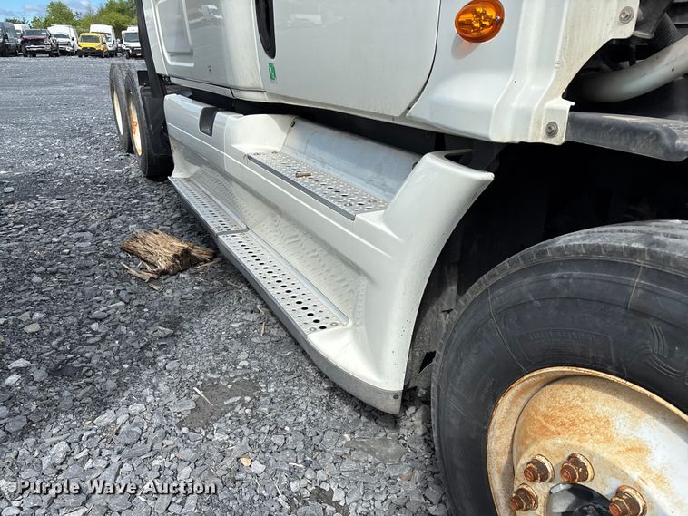 image for item YA3141 2016 Freightliner Cascadia semi truck