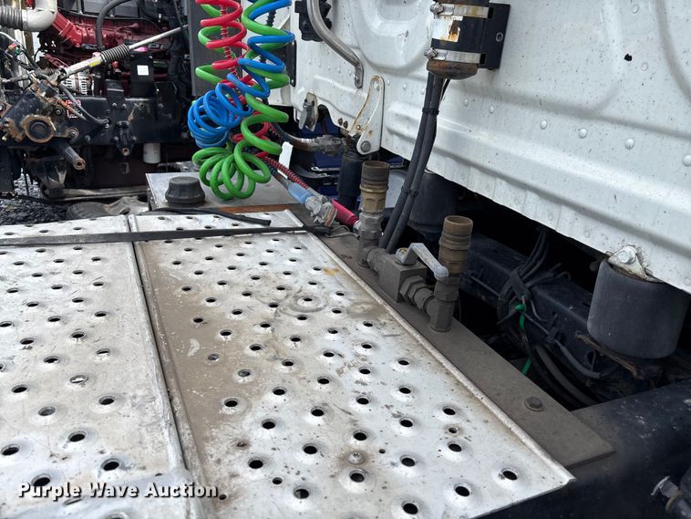 image for item YA3141 2016 Freightliner Cascadia semi truck