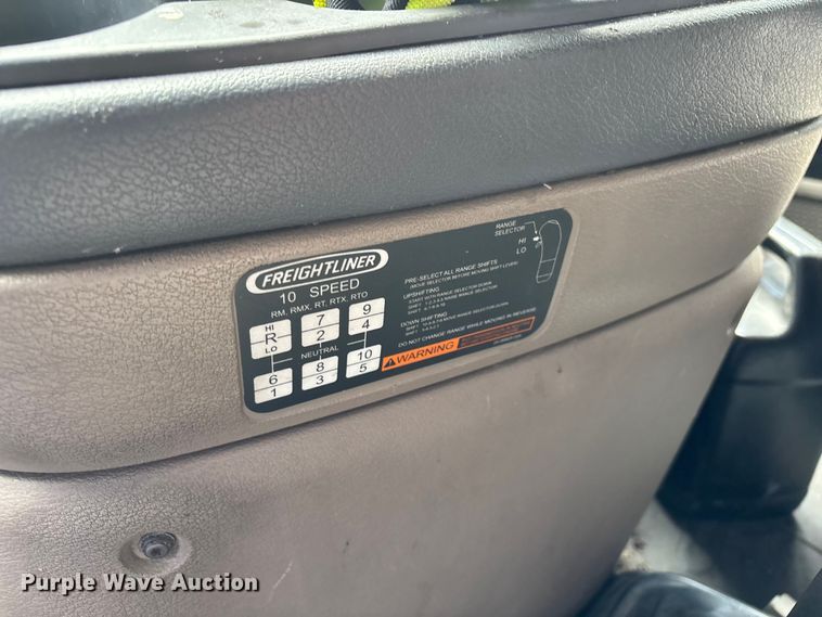 image for item YA3141 2016 Freightliner Cascadia semi truck