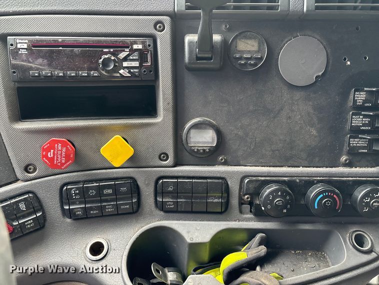 image for item YA3141 2016 Freightliner Cascadia semi truck