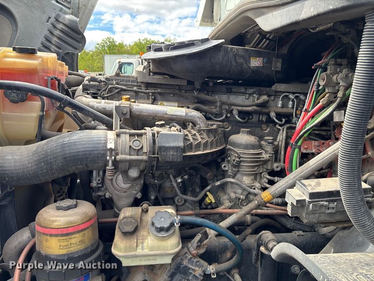 image for item YA3141 2016 Freightliner Cascadia semi truck