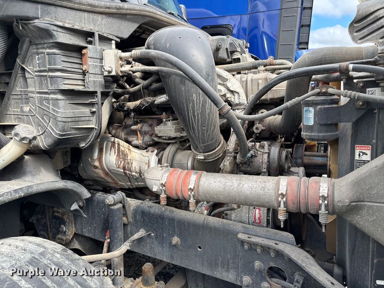 image for item YA3141 2016 Freightliner Cascadia semi truck