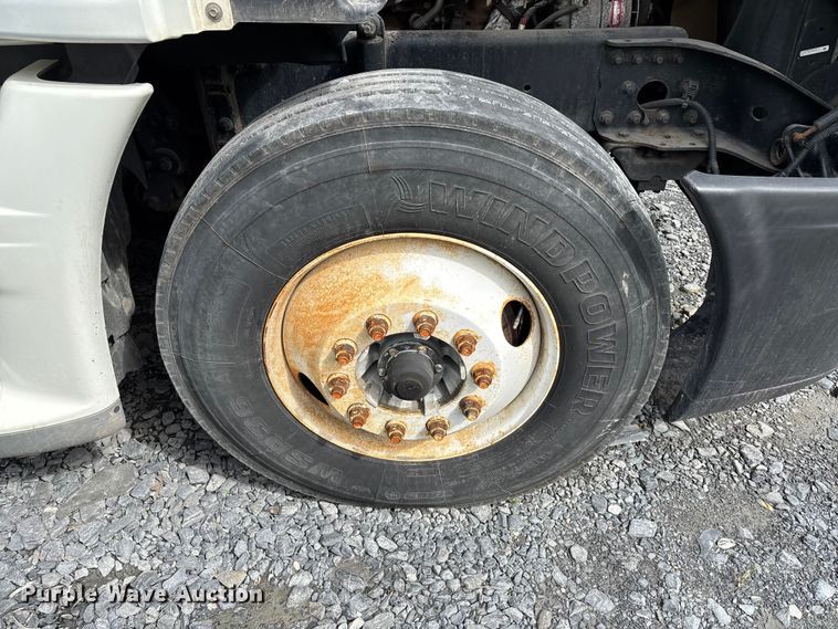 image for item YA3141 2016 Freightliner Cascadia semi truck