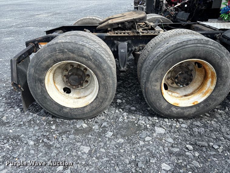 image for item YA3141 2016 Freightliner Cascadia semi truck
