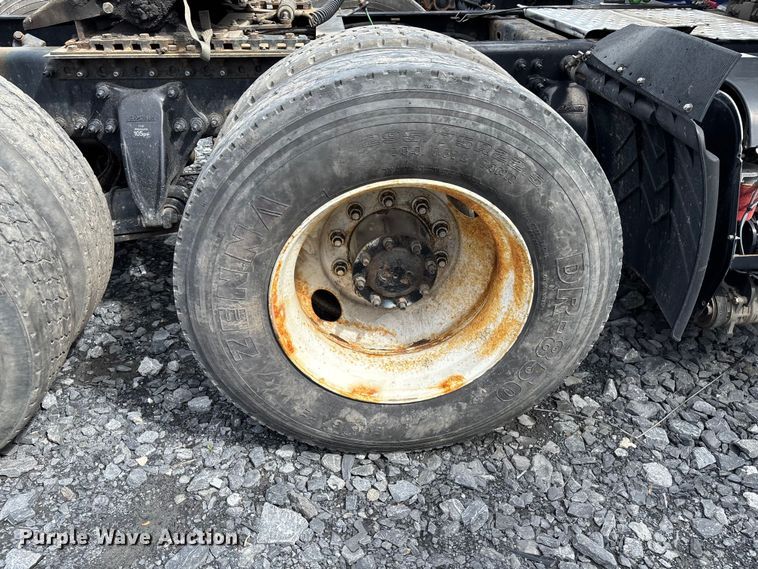 image for item YA3141 2016 Freightliner Cascadia semi truck