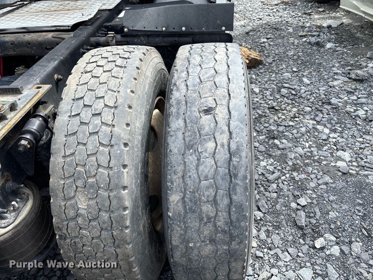 image for item YA3141 2016 Freightliner Cascadia semi truck