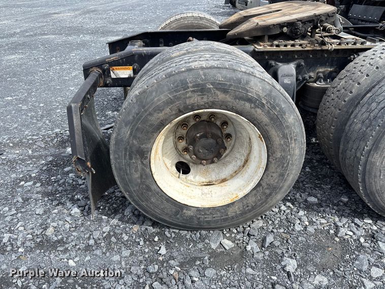 image for item YA3141 2016 Freightliner Cascadia semi truck