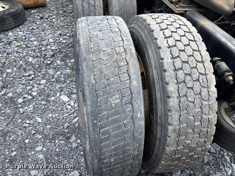 image for item YA3141 2016 Freightliner Cascadia semi truck
