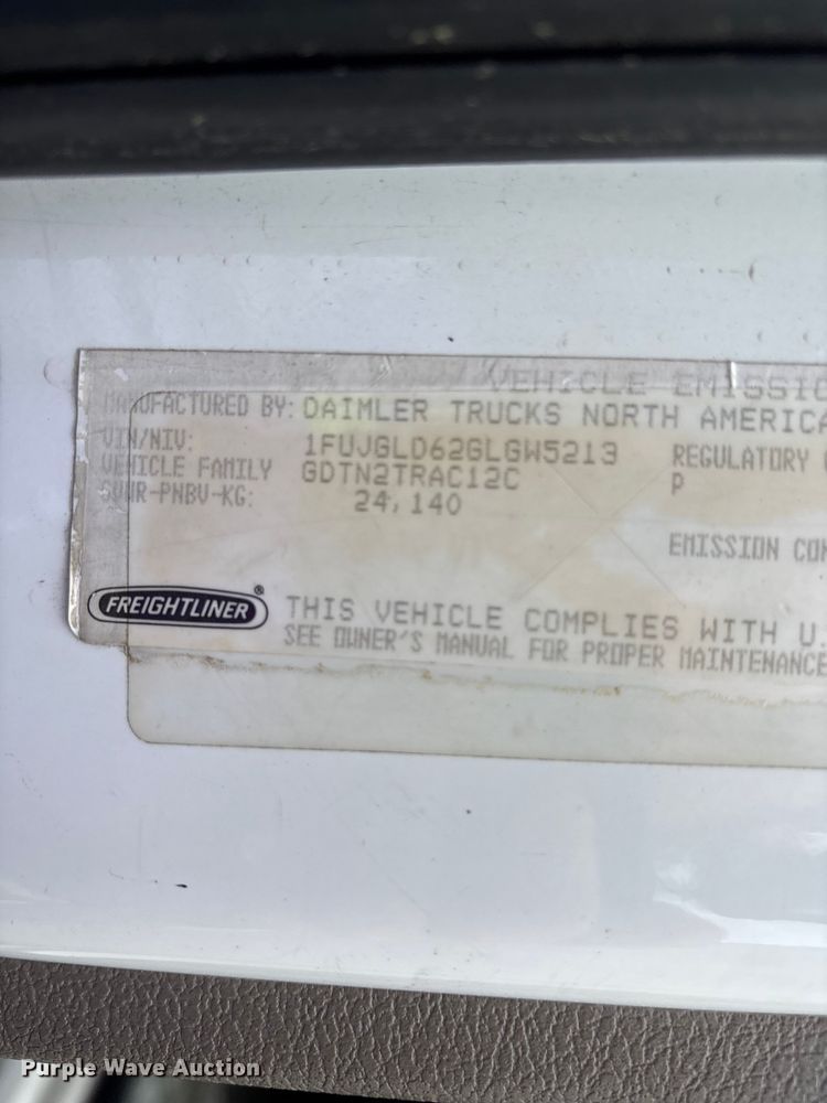 image for item YA3141 2016 Freightliner Cascadia semi truck