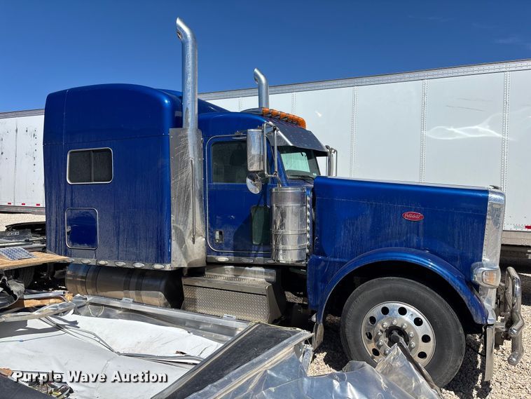 image for item YA3157 2020 Peterbilt 389 semi truck