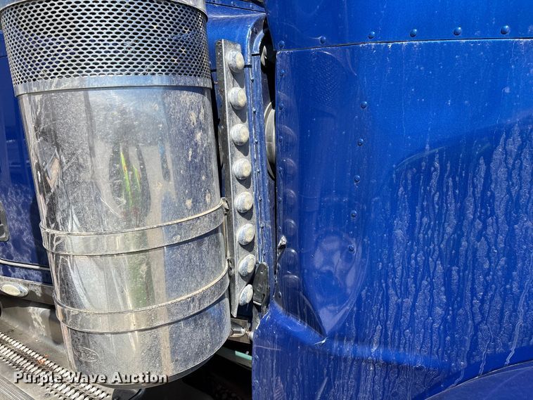 image for item YA3157 2020 Peterbilt 389 semi truck