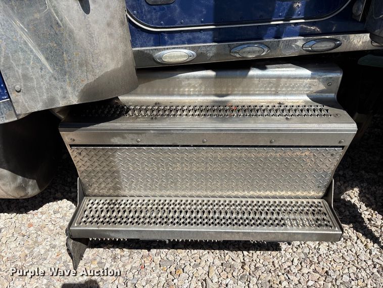 image for item YA3157 2020 Peterbilt 389 semi truck