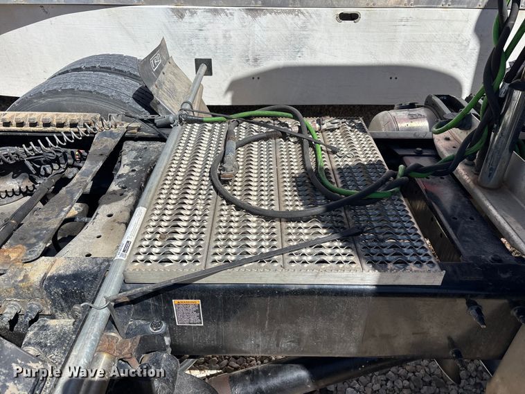 image for item YA3157 2020 Peterbilt 389 semi truck