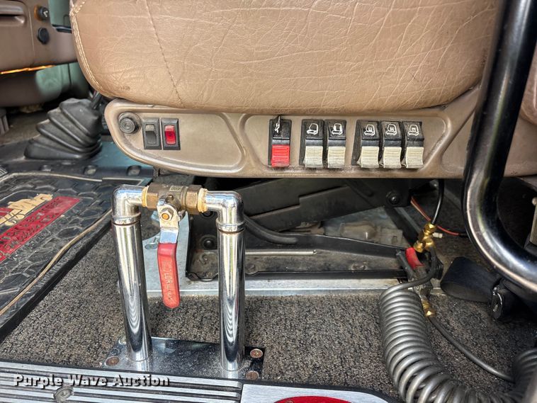 image for item YA3157 2020 Peterbilt 389 semi truck