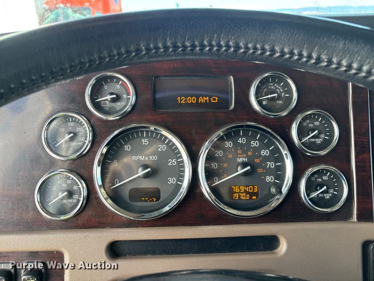 image for item YA3157 2020 Peterbilt 389 semi truck