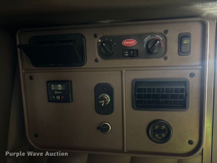image for item YA3157 2020 Peterbilt 389 semi truck