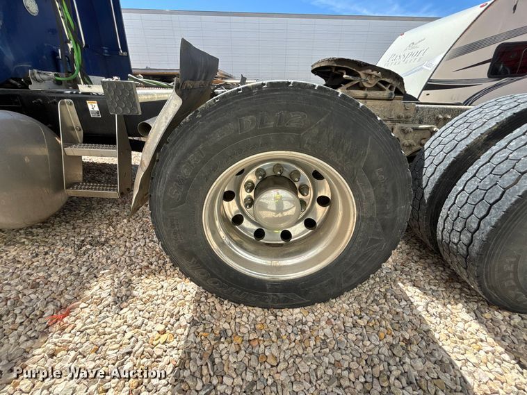 image for item YA3157 2020 Peterbilt 389 semi truck