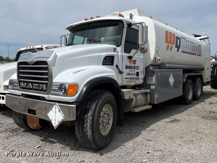 image for item YA3165 2005 Mack CV713 fuel / lube truck
