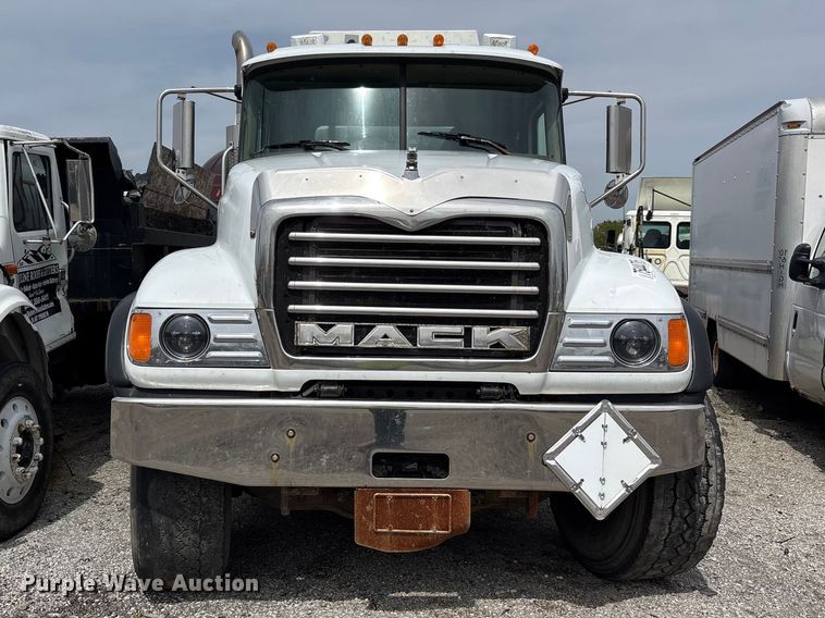 image for item YA3165 2005 Mack CV713 fuel / lube truck