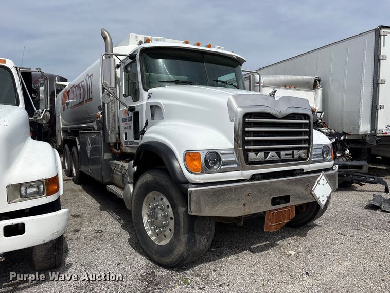 image for item YA3165 2005 Mack CV713 fuel / lube truck