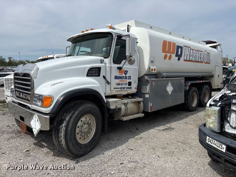 image for item YA3165 2005 Mack CV713 fuel / lube truck